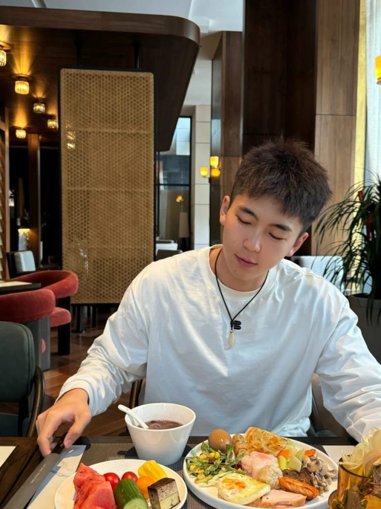 185体育生开始认真减脂,穿泳裤的直男有多要命?