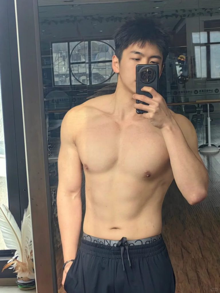 185体育生开始认真减脂,穿泳裤的直男有多要命?