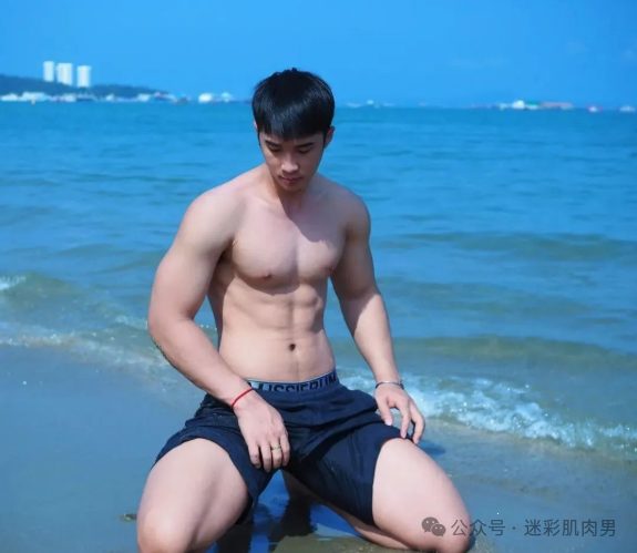 浇花把自己全身浇湿的壮男太会了！