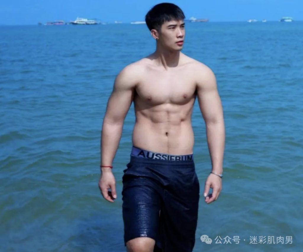 浇花把自己全身浇湿的壮男太会了！