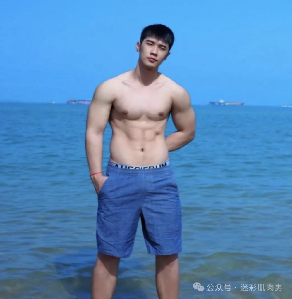 浇花把自己全身浇湿的壮男太会了！