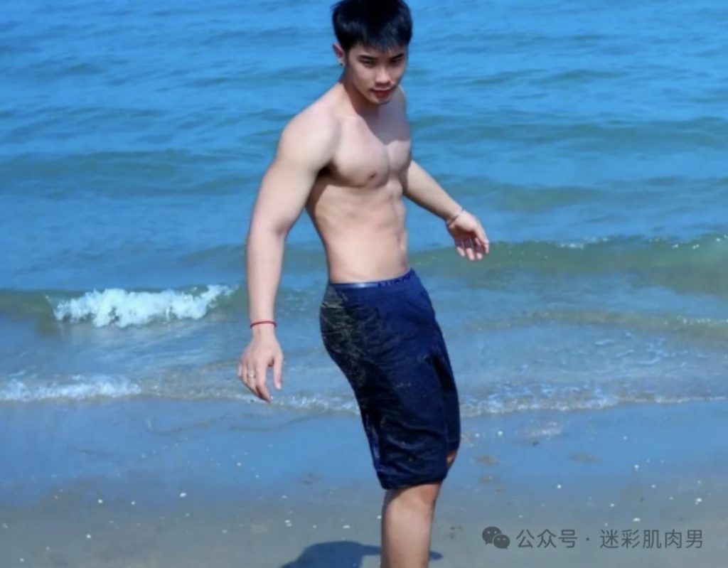 浇花把自己全身浇湿的壮男太会了！