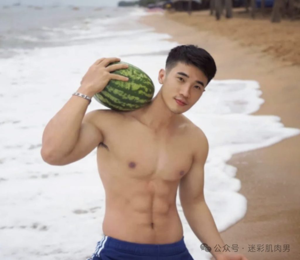 浇花把自己全身浇湿的壮男太会了！