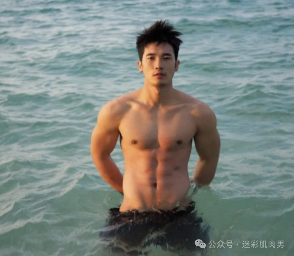 浇花把自己全身浇湿的壮男太会了！