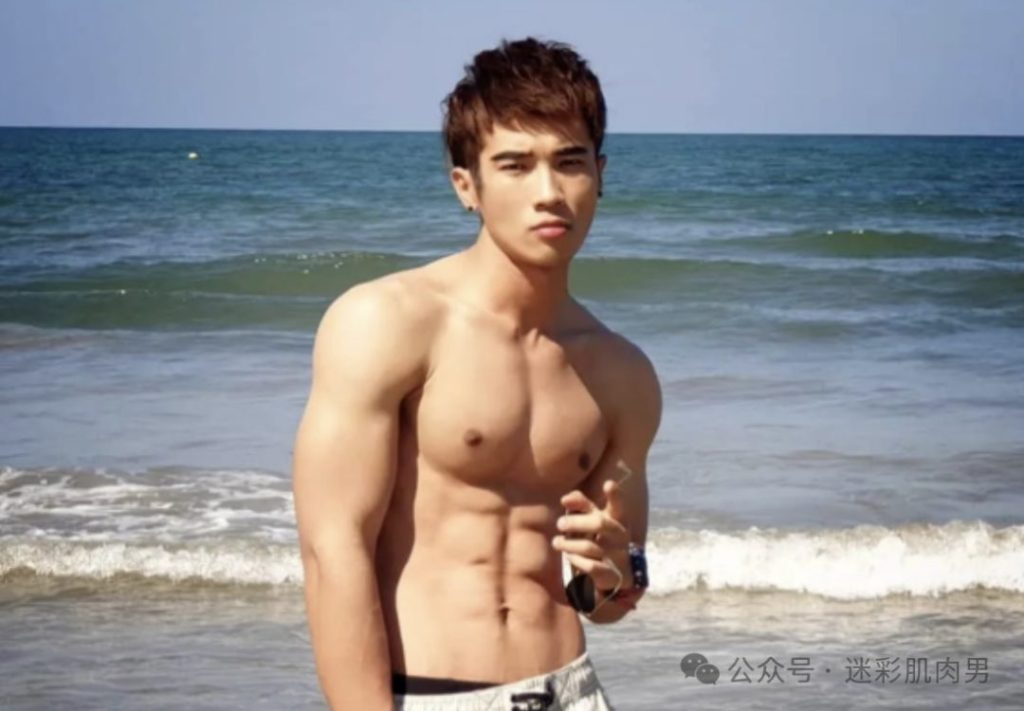 浇花把自己全身浇湿的壮男太会了！