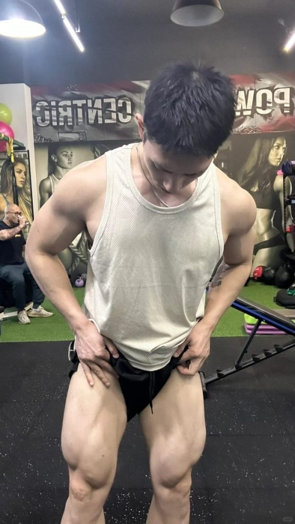 浙江一生煎店寸头老板身材太好被偷拍!穿的太太垒啦!