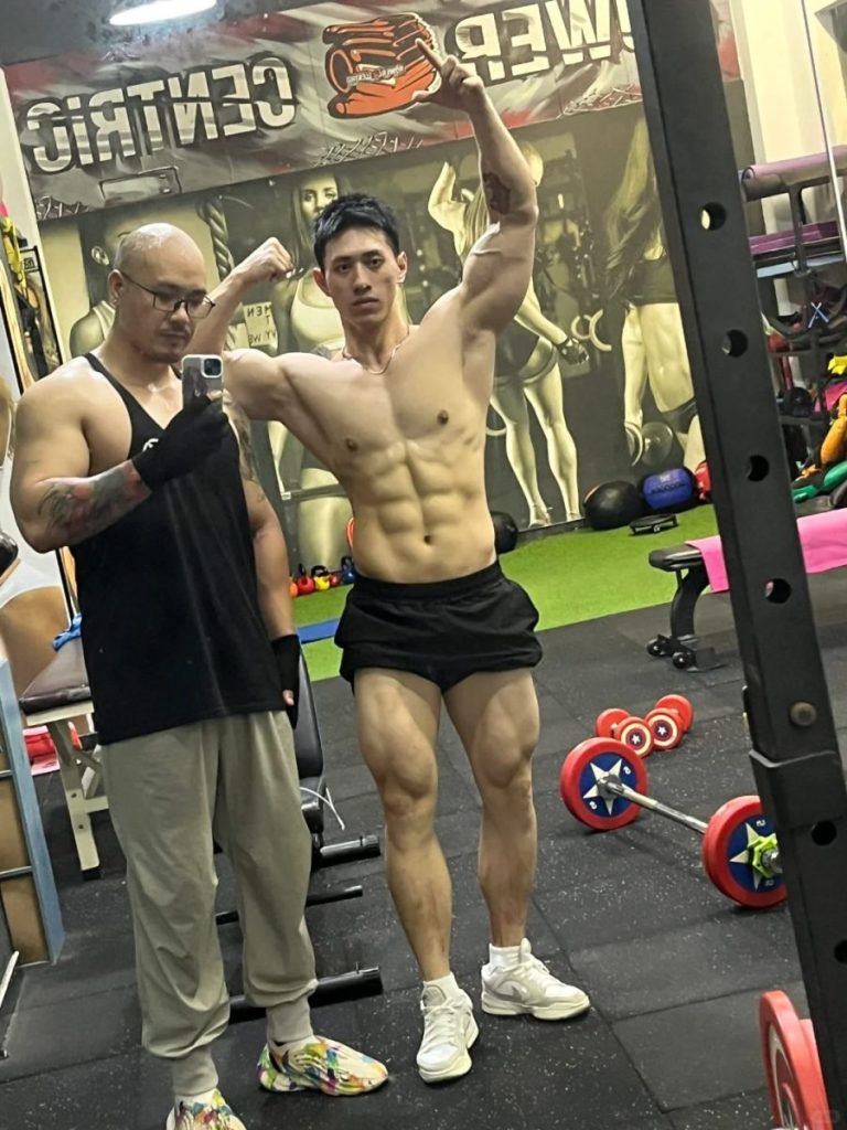 浙江一生煎店寸头老板身材太好被偷拍!穿的太太垒啦!