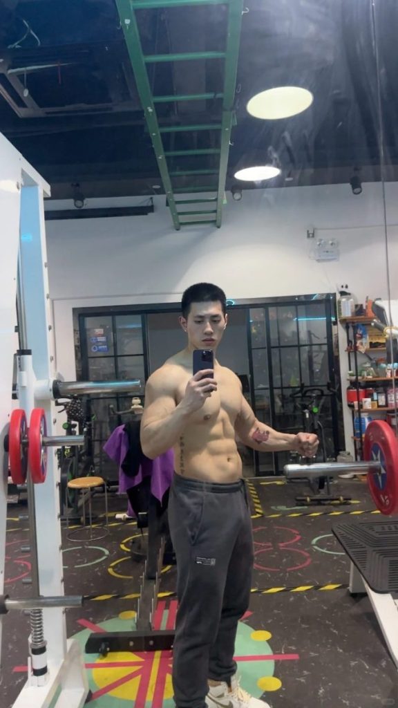 浙江一生煎店寸头老板身材太好被偷拍!穿的太太垒啦!