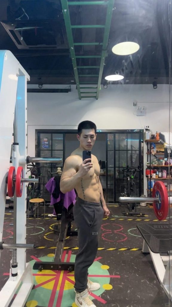 浙江一生煎店寸头老板身材太好被偷拍!穿的太太垒啦!