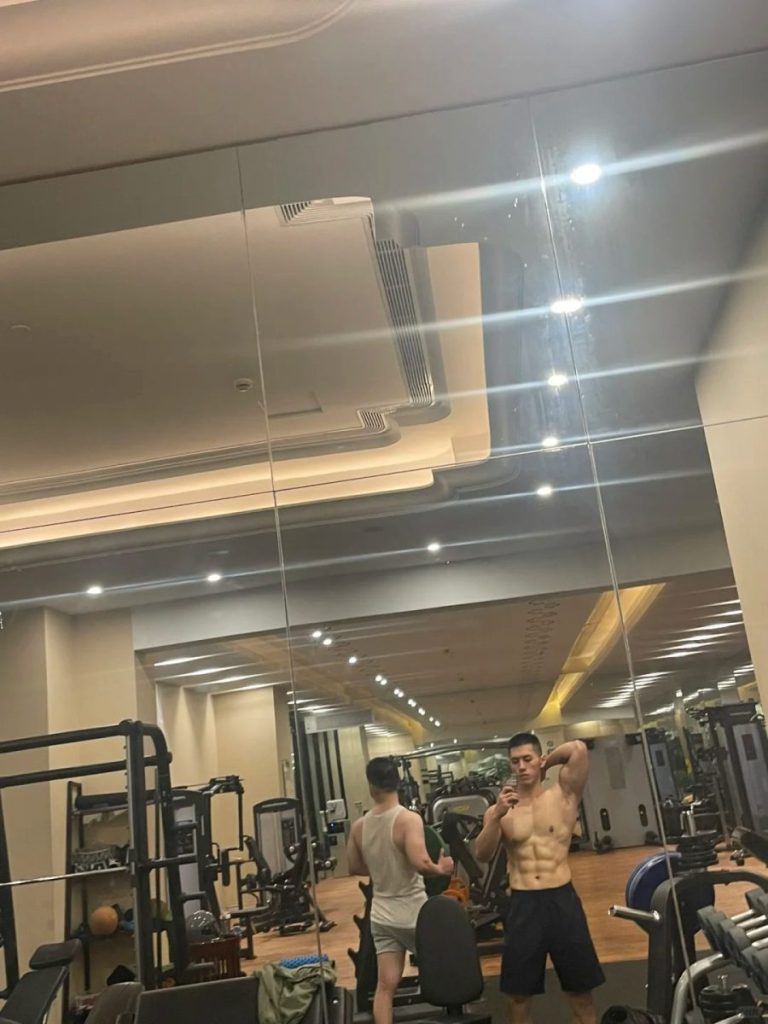浙江一生煎店寸头老板身材太好被偷拍!穿的太太垒啦!
