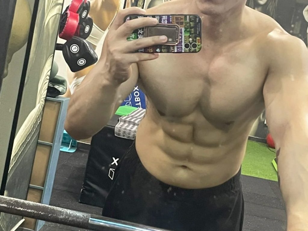 浙江一生煎店寸头老板身材太好被偷拍!穿的太太垒啦!