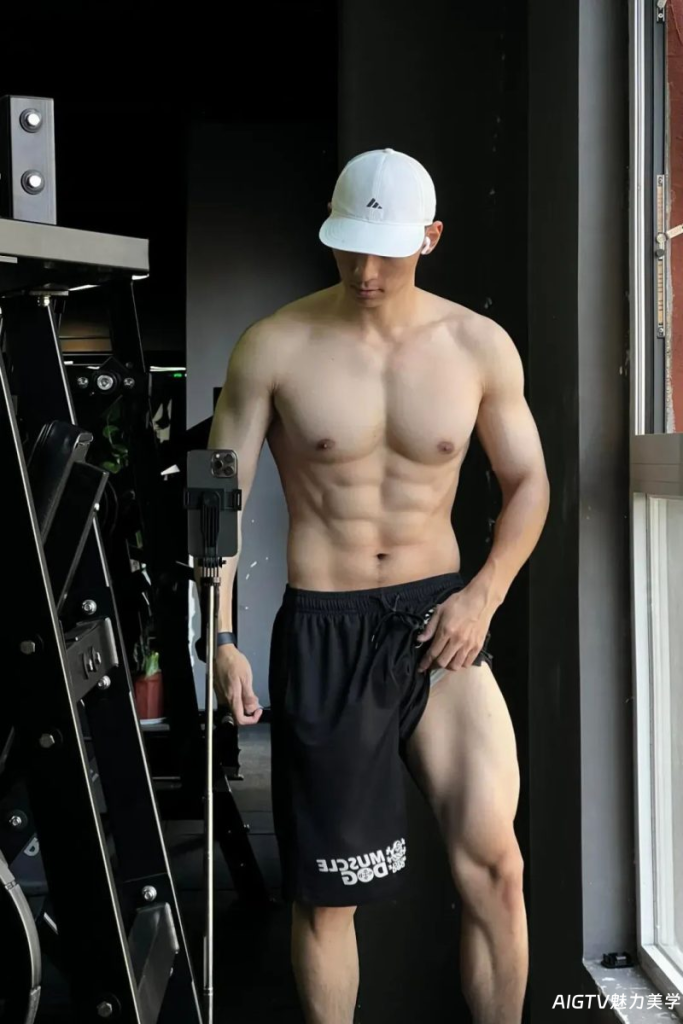 184CM寸头肌肉制服小哥撩裤子？？爷们男友天花板！