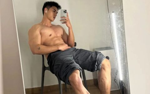 北体黑皮体育生“爆火”推特，三天涨粉过万，网友辣评：之前不是直男吗.......