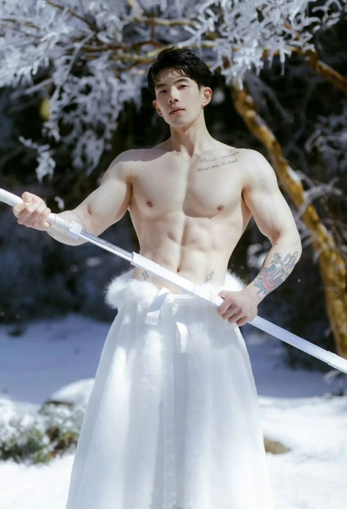 高颜值腹肌帅哥,冰天雪地秀厚实胸麒麟臂虎头肩,这倒三角肌肉身材也太绝了