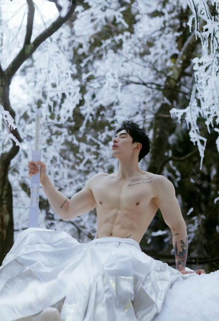 高颜值腹肌帅哥,冰天雪地秀厚实胸麒麟臂虎头肩,这倒三角肌肉身材也太绝了