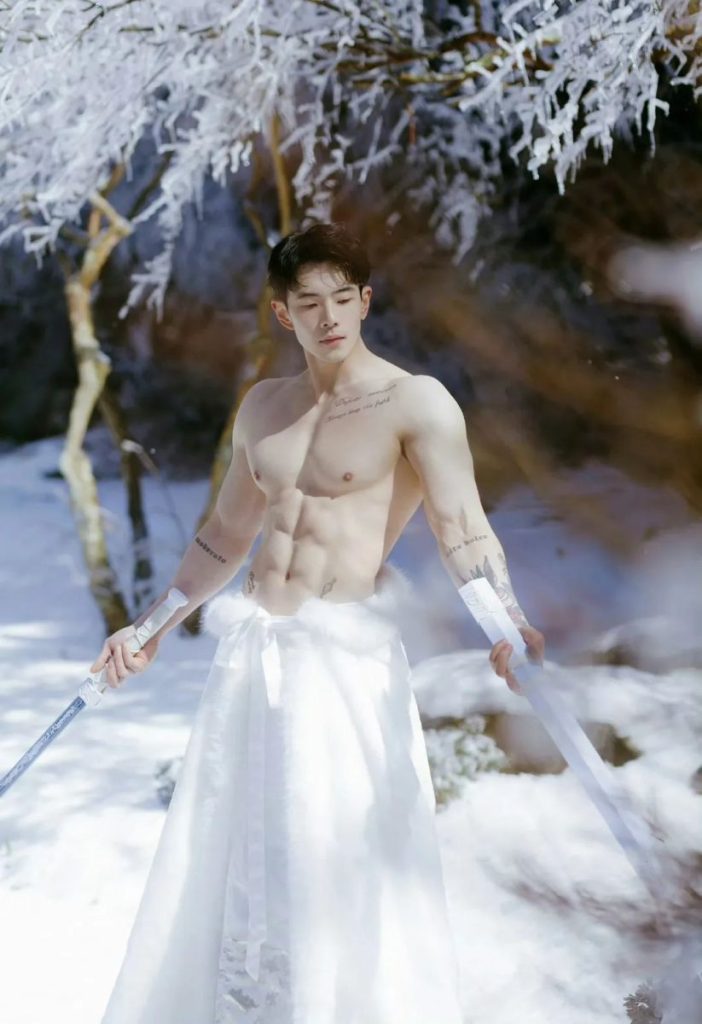 高颜值腹肌帅哥,冰天雪地秀厚实胸麒麟臂虎头肩,这倒三角肌肉身材也太绝了