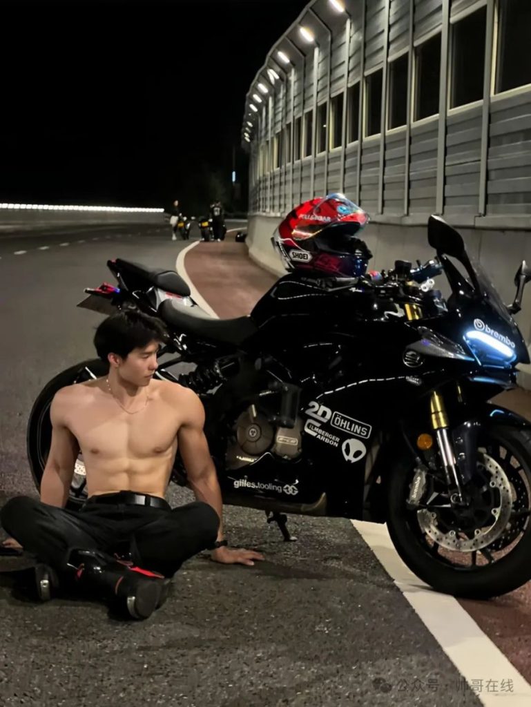 街头深夜偶遇不穿衣服的大胸肌机车小伙!