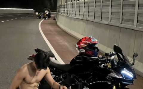 街头深夜偶遇不穿衣服的大胸肌机车小伙!