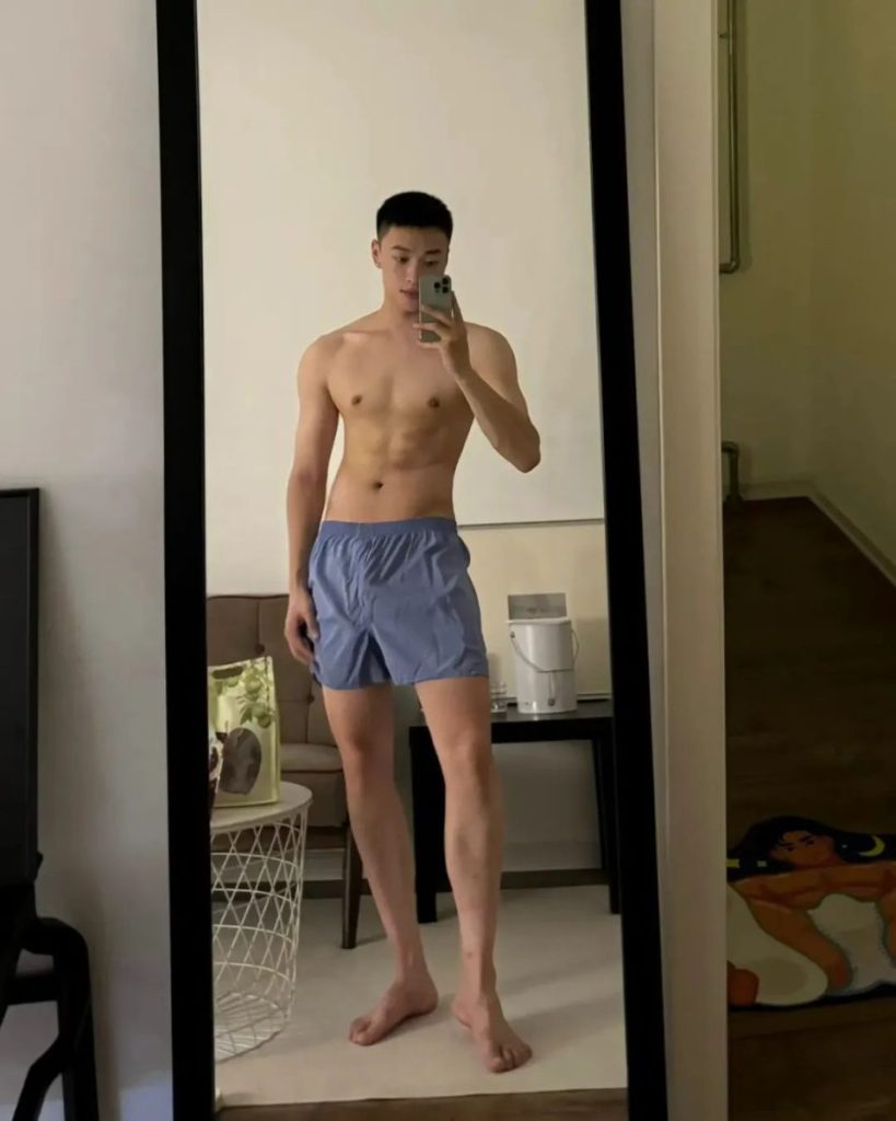 年下狼狗肌肉男大在线宠粉!精致五官 超大轮廓!!
