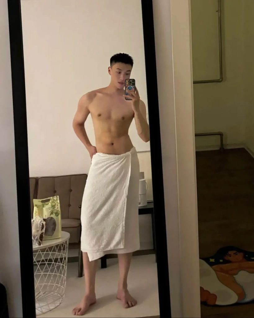 年下狼狗肌肉男大在线宠粉!精致五官 超大轮廓!!