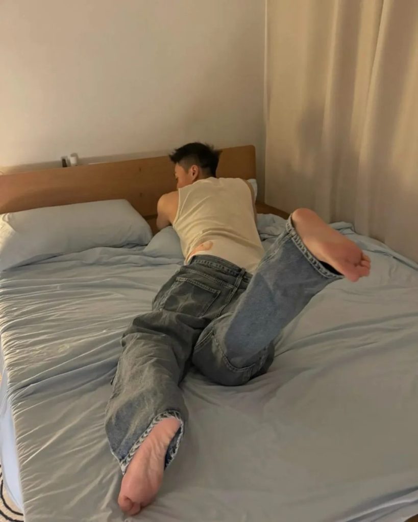 年下狼狗肌肉男大在线宠粉!精致五官 超大轮廓!!