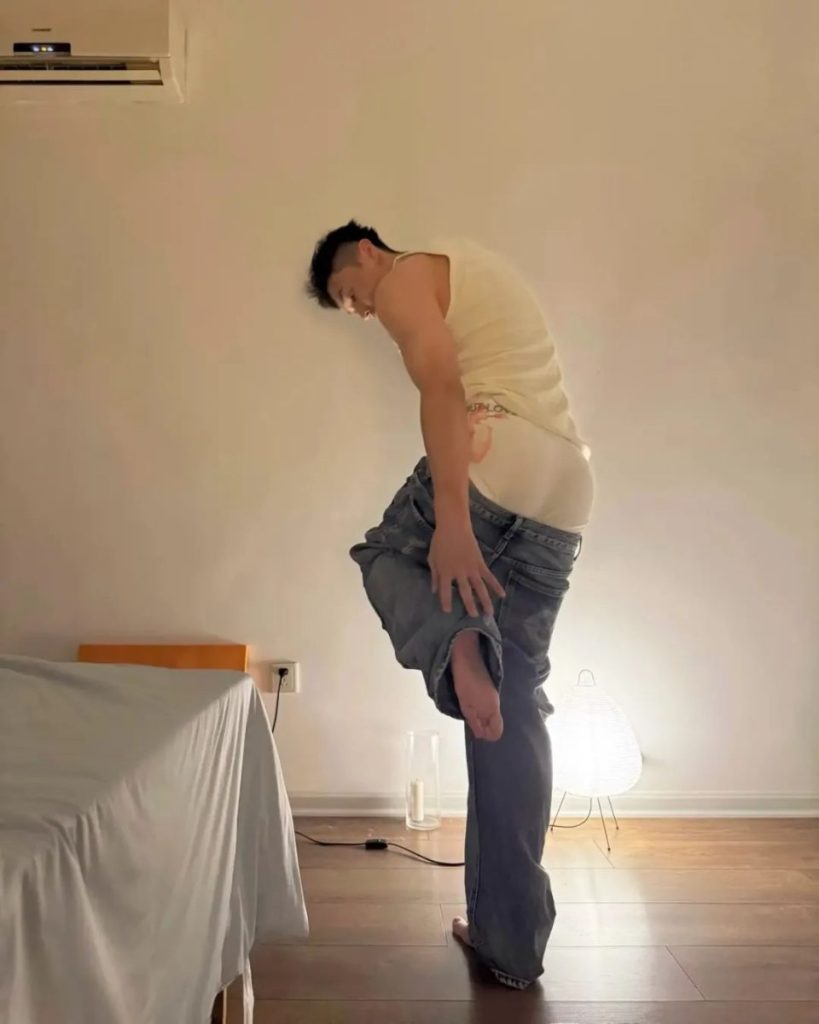 年下狼狗肌肉男大在线宠粉!精致五官 超大轮廓!!