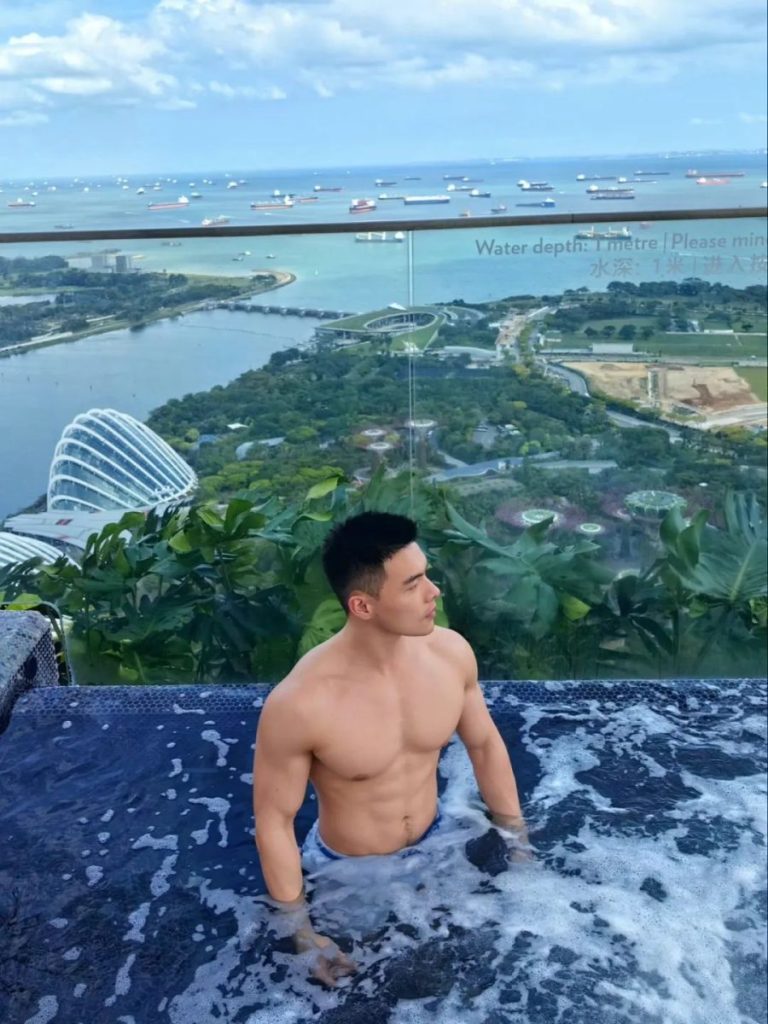 90后高颜值健身网红,大秀完美白皮身材,这大胸肌八块腹肌也太帅了