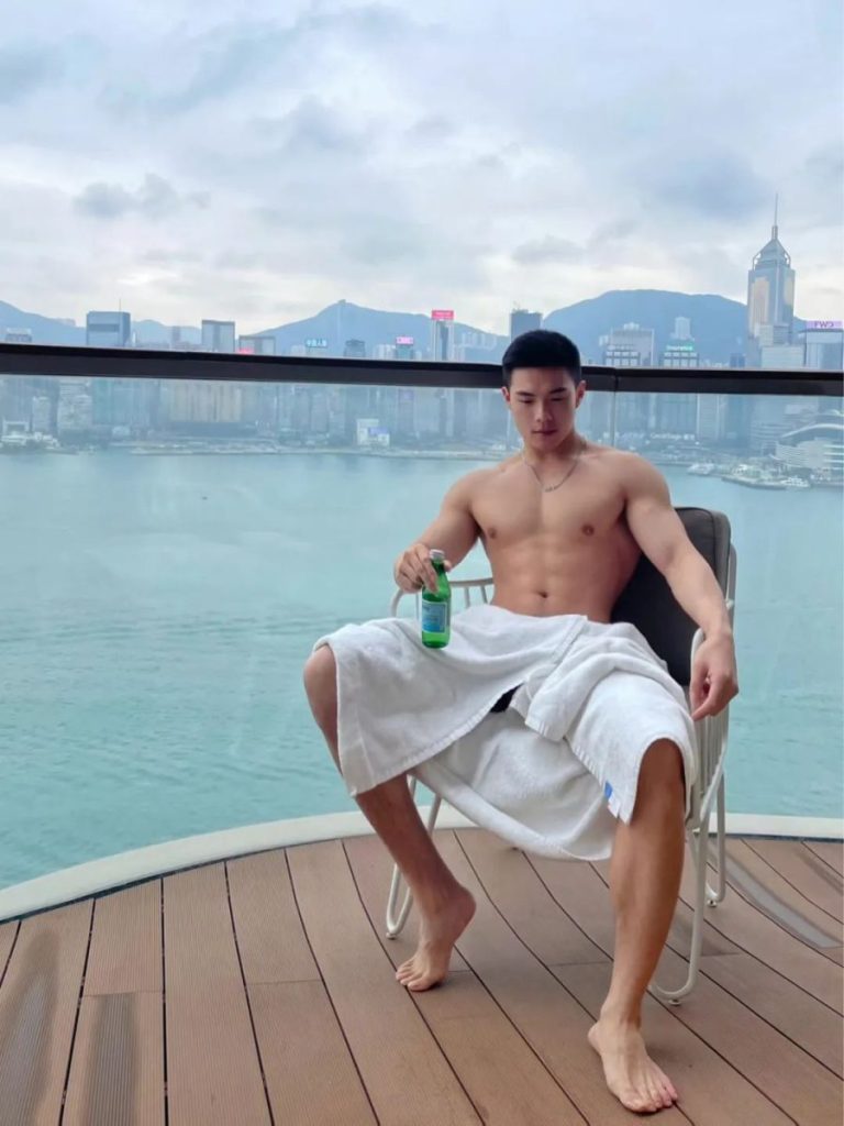 90后高颜值健身网红,大秀完美白皮身材,这大胸肌八块腹肌也太帅了