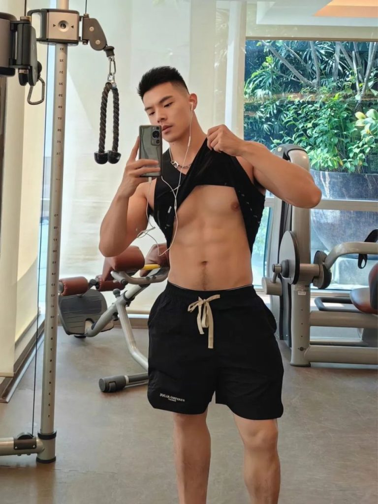 90后高颜值健身网红,大秀完美白皮身材,这大胸肌八块腹肌也太帅了