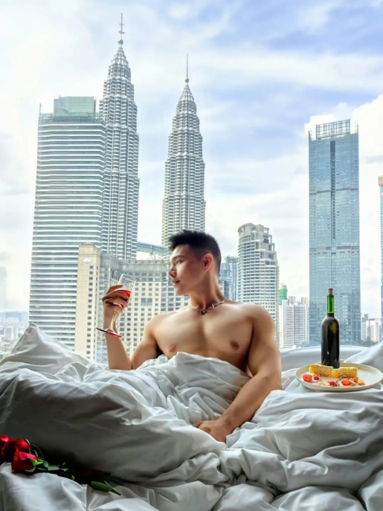 90后高颜值健身网红,大秀完美白皮身材,这大胸肌八块腹肌也太帅了