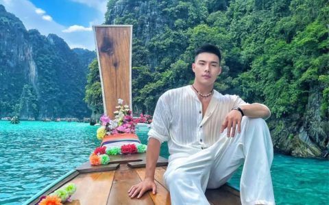 90后高颜值健身网红，大秀完美白皮身材，这大胸肌八块腹肌也太帅了