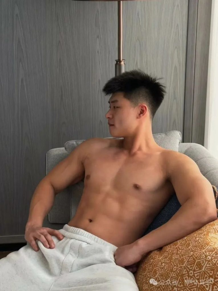江苏白袜高弹体育生,宽厚倒三角身材太可了