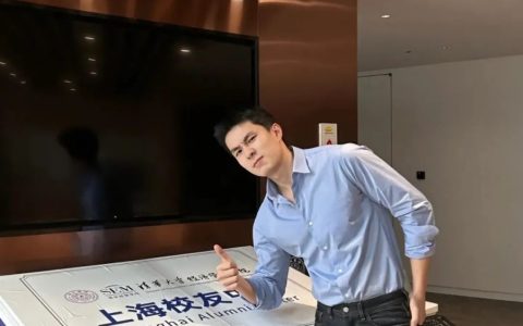 这位清华男老师火了！苹果CEO库克都一起 合影啦！
