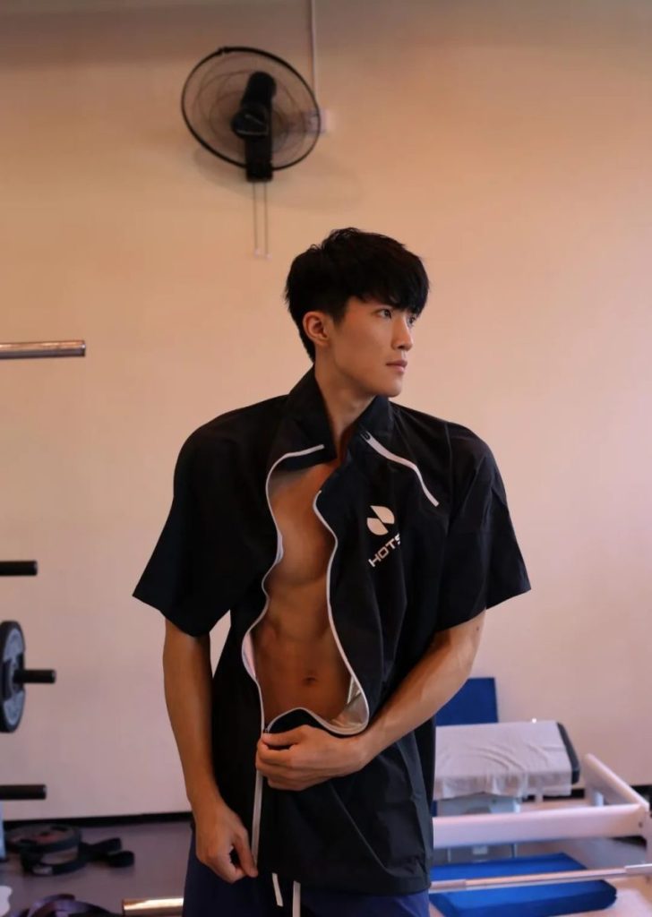 山东筋肉黑皮体育生,腹肌太性感了!