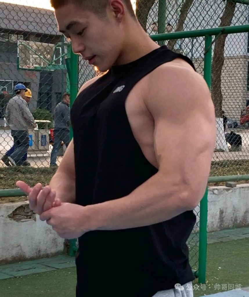01年寸头肌肉粗大手臂体育生
