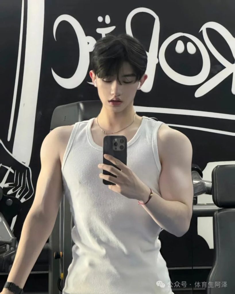 192cm顶级男模，粗腿大包太诱人，出场费竟然高达四位数.....