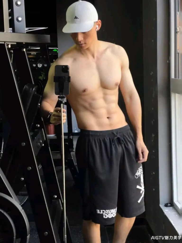 184CM寸头肌肉制服小哥撩裤子？？爷们男友天花板！