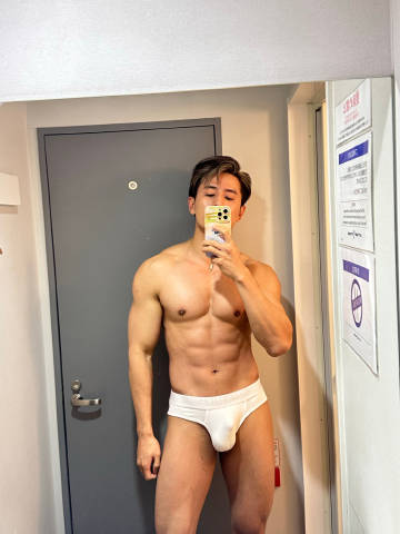 E老师度假感MAX!会游泳的雕塑系帅哥出没