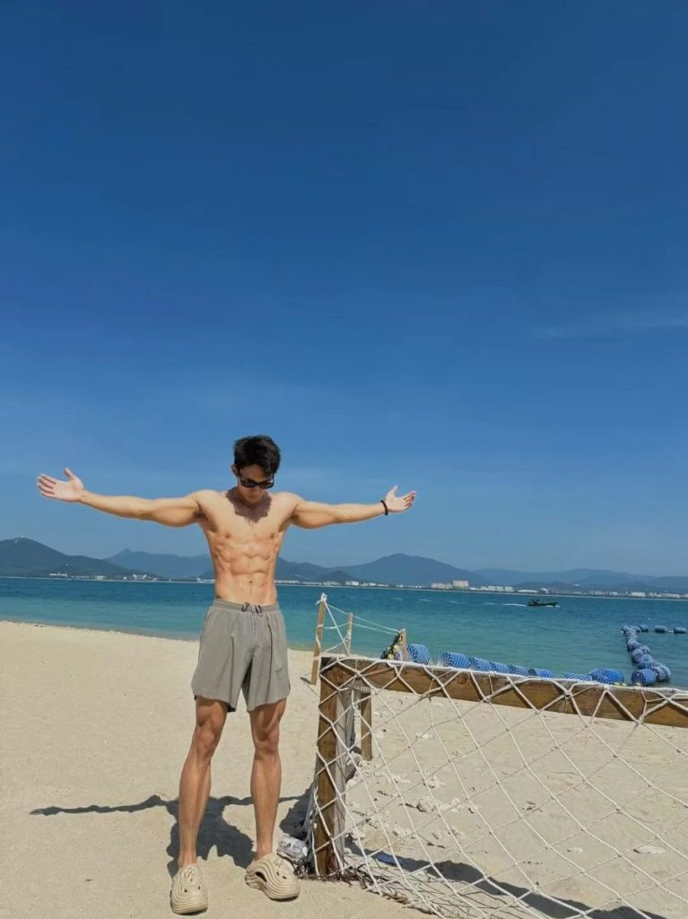 哈尔滨体院校草被扒！低体脂筋肉+44寸腿长 这腹肌能当搓衣板使