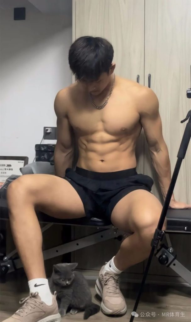 188cm成都健身男模,硬核腱子肉完美诠释的肌肉小狼狗