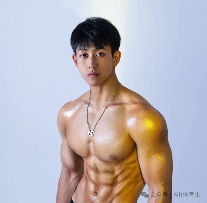 188cm成都健身男模,硬核腱子肉完美诠释的肌肉小狼狗