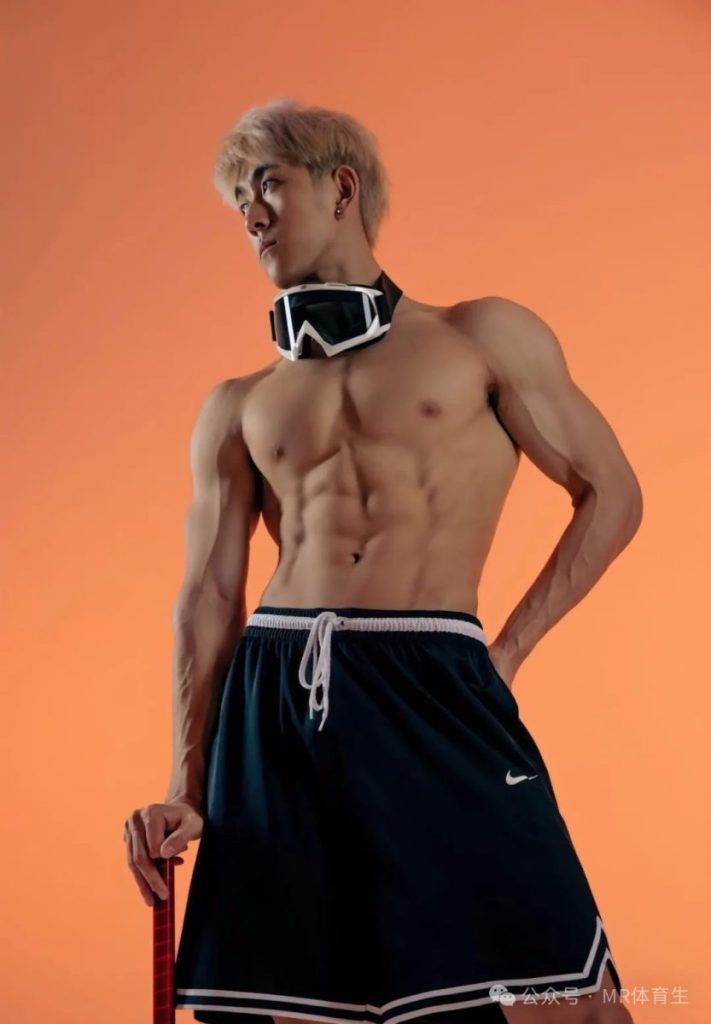 188cm成都健身男模,硬核腱子肉完美诠释的肌肉小狼狗
