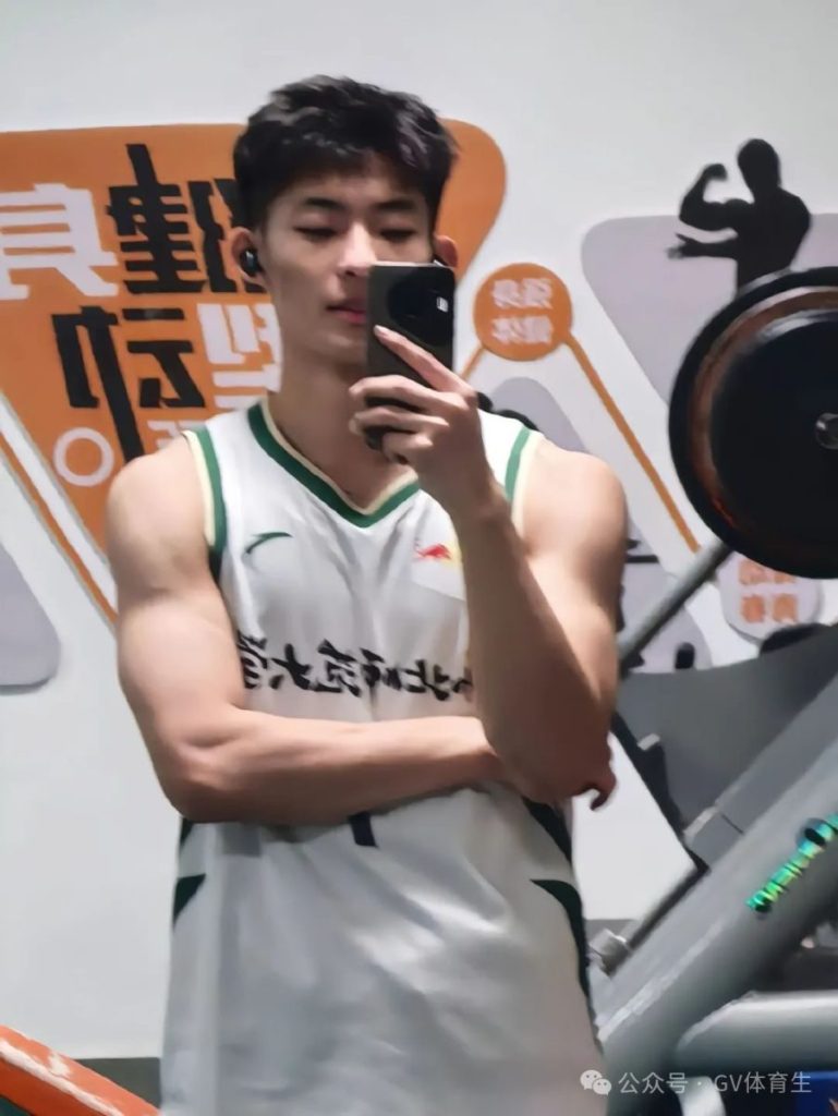 182cm篮球体育生被男记者采访过程!