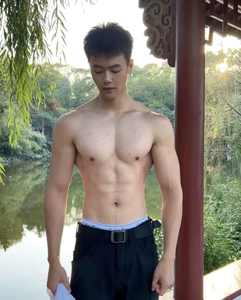 188cm大胸肌白净体育生帅哥