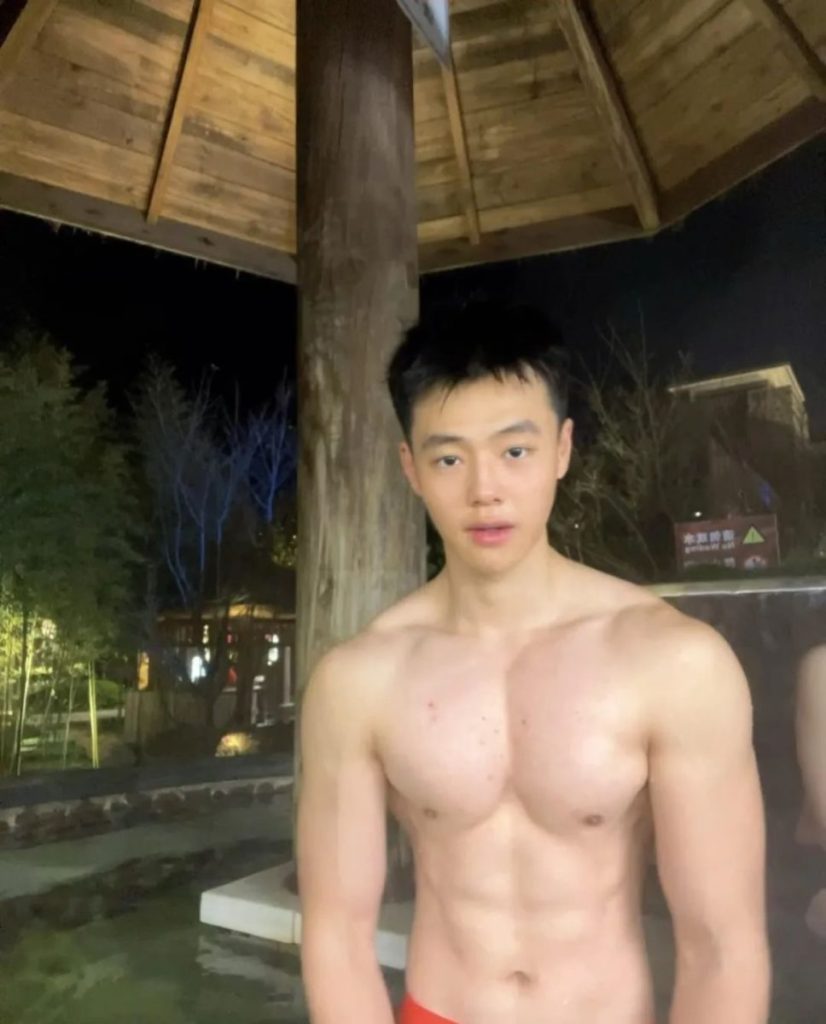 188cm大胸肌白净体育生帅哥