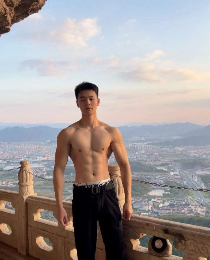 188cm大胸肌白净体育生帅哥