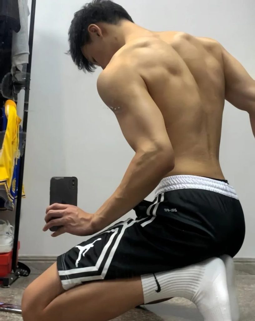 188cm大胸肌白净体育生帅哥