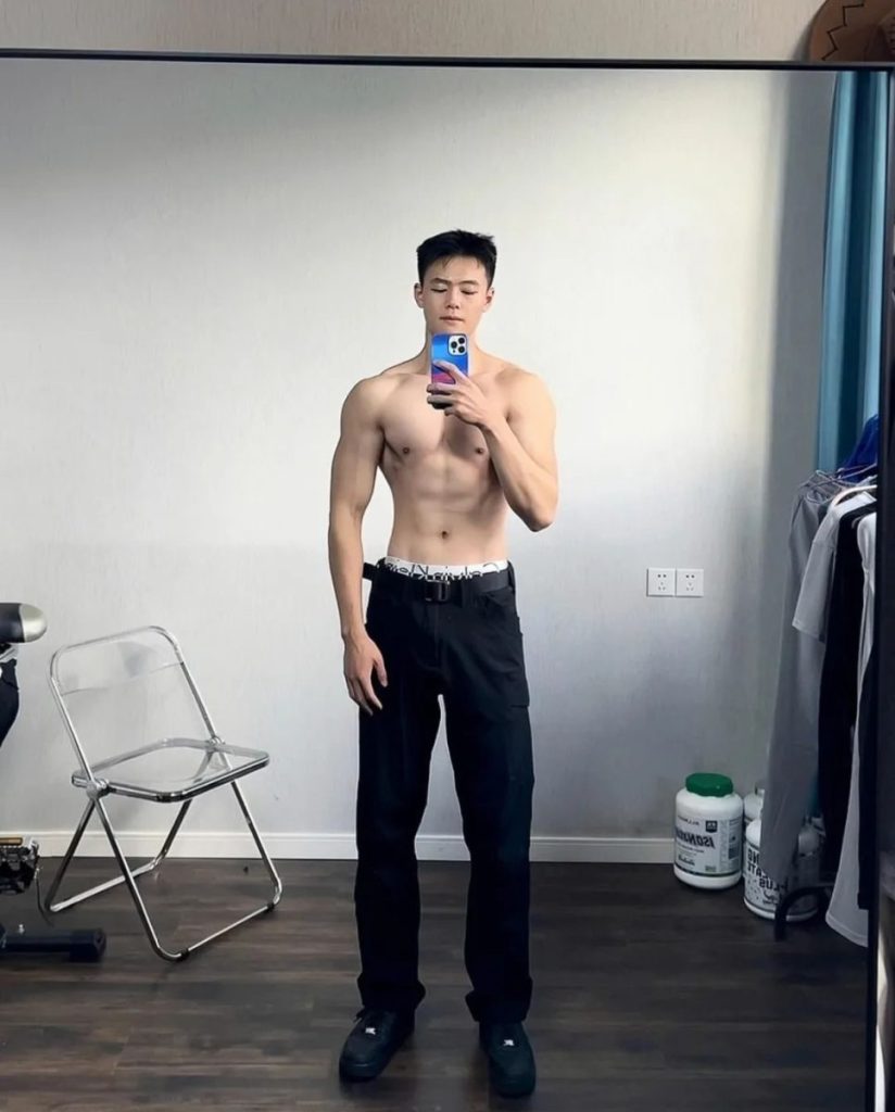 188cm大胸肌白净体育生帅哥
