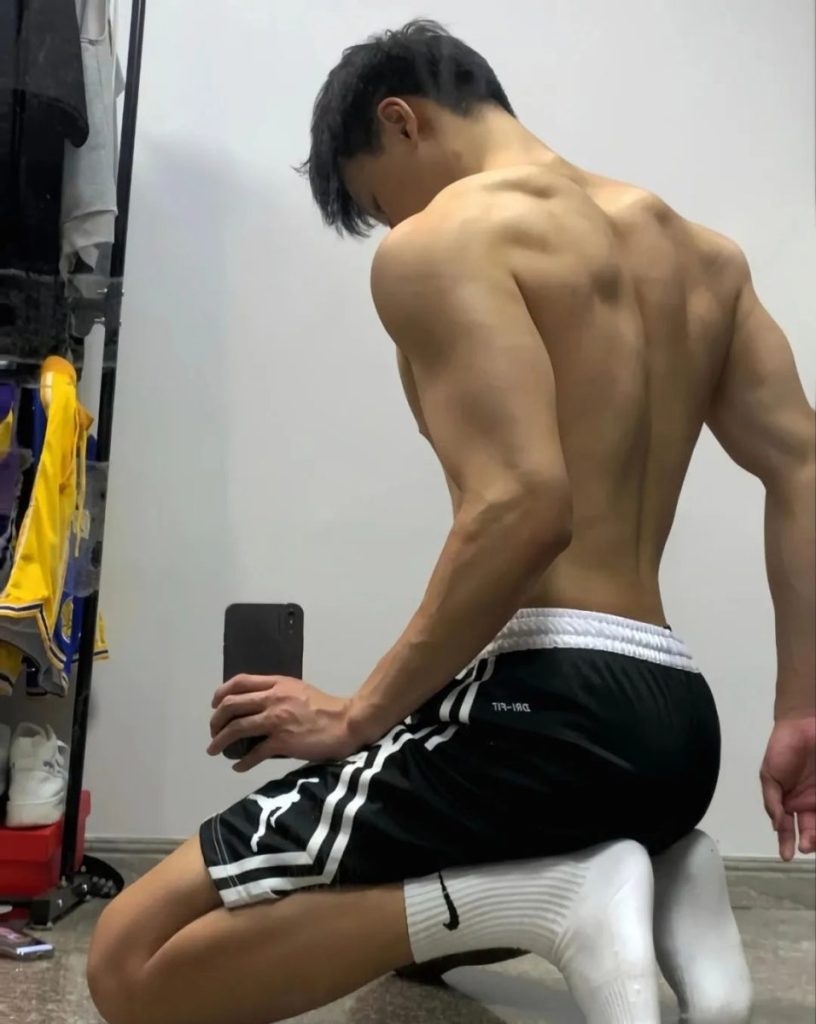 188cm大胸肌白净体育生帅哥