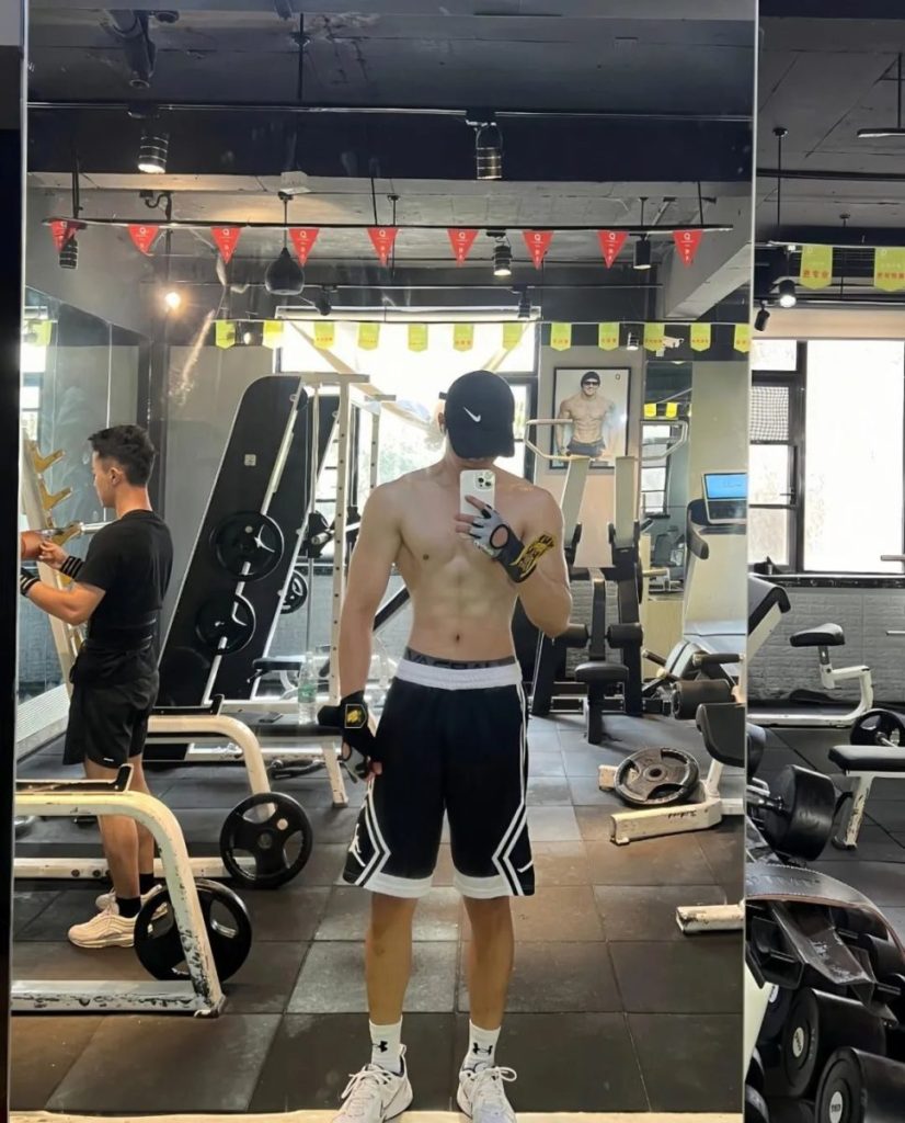 188cm大胸肌白净体育生帅哥